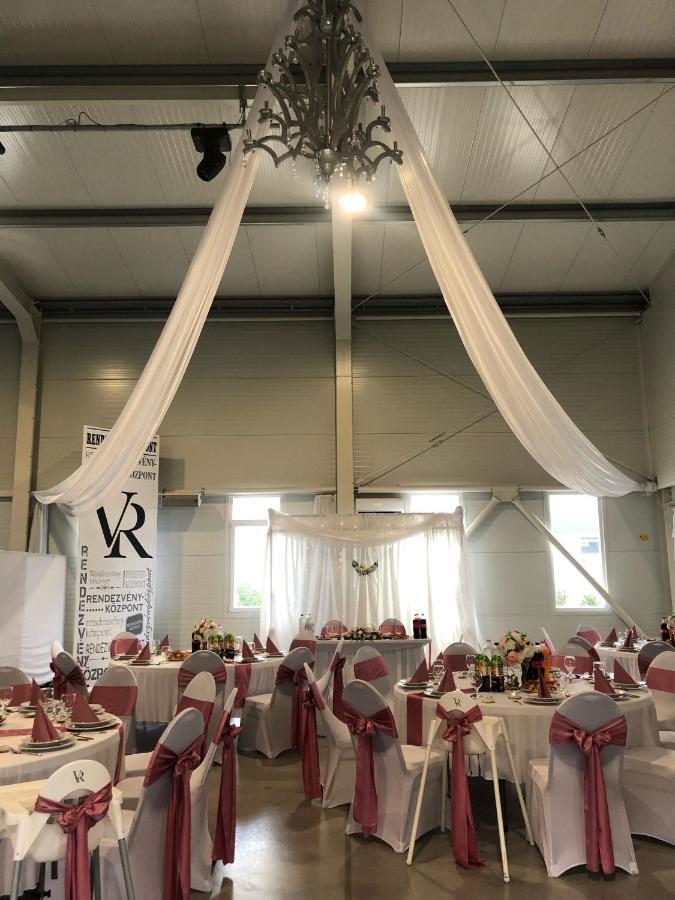 Vecsesi Rendezvenykoezpont Es Panzio B&B 외부 사진
