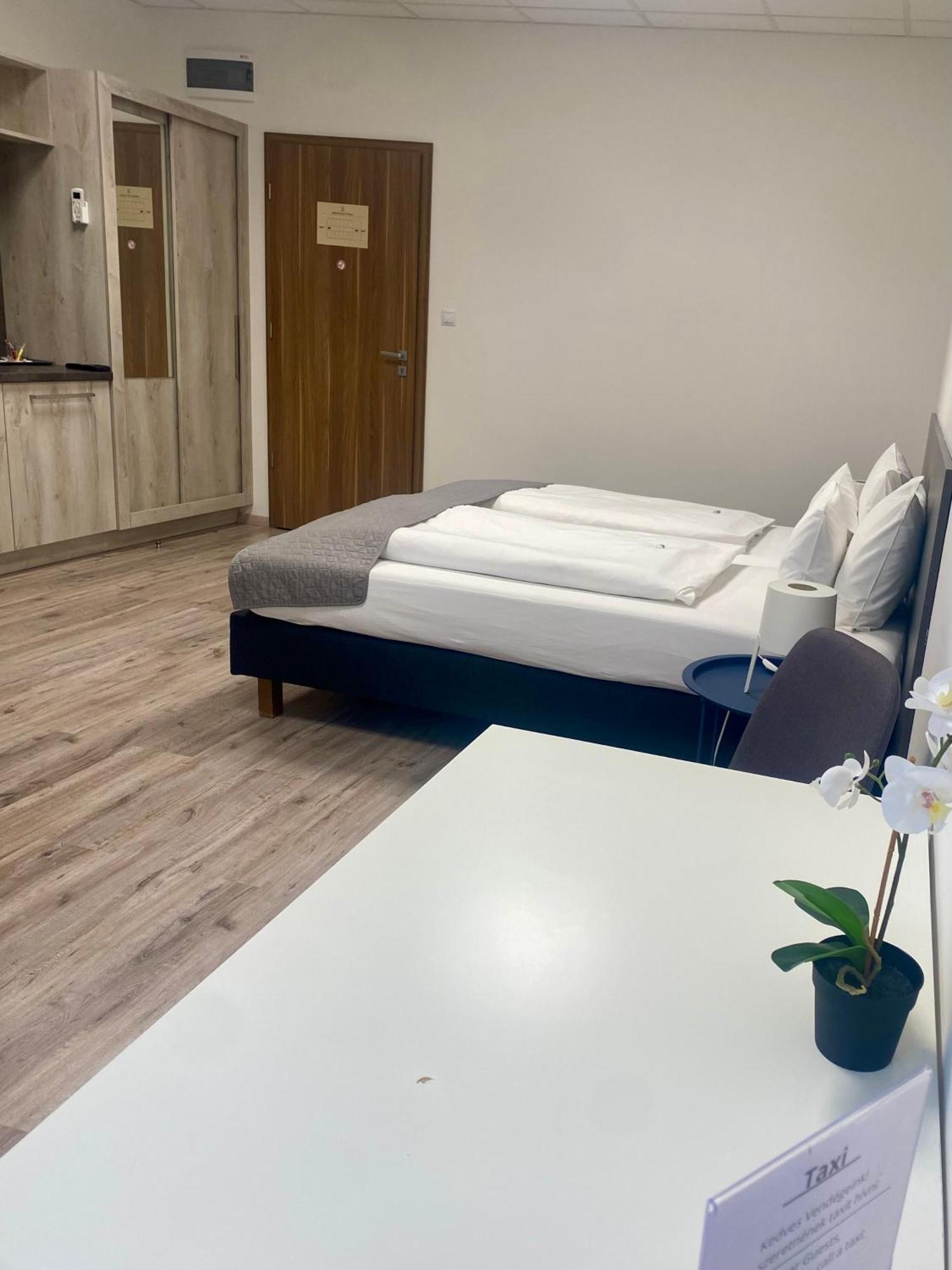 Vecsesi Rendezvenykoezpont Es Panzio B&B 외부 사진