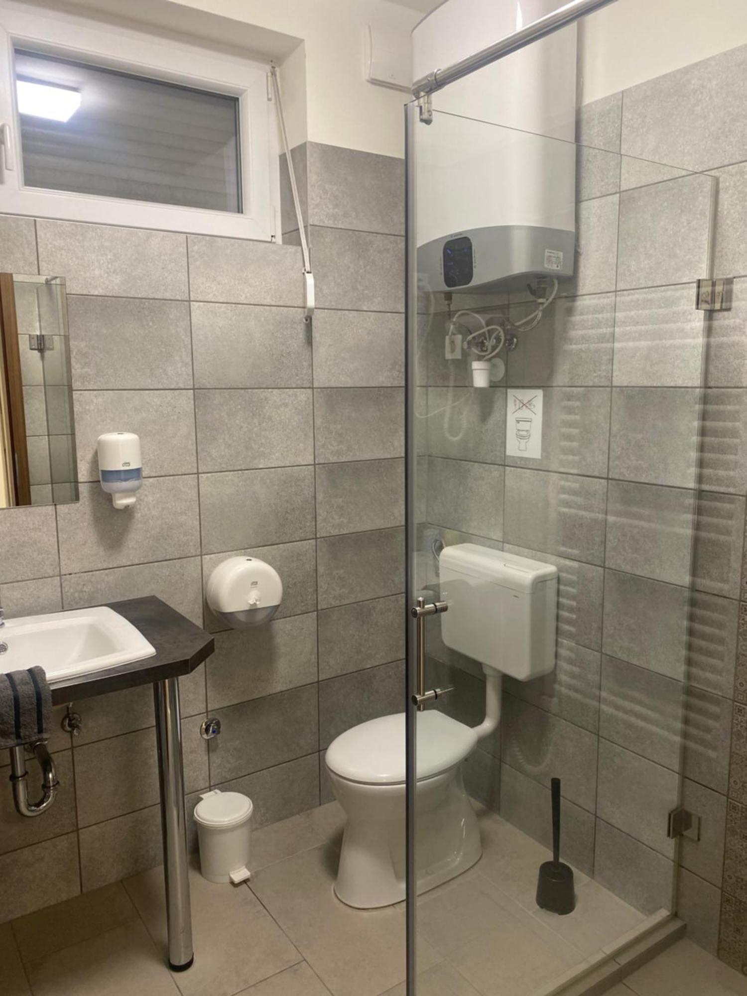 Vecsesi Rendezvenykoezpont Es Panzio B&B 외부 사진